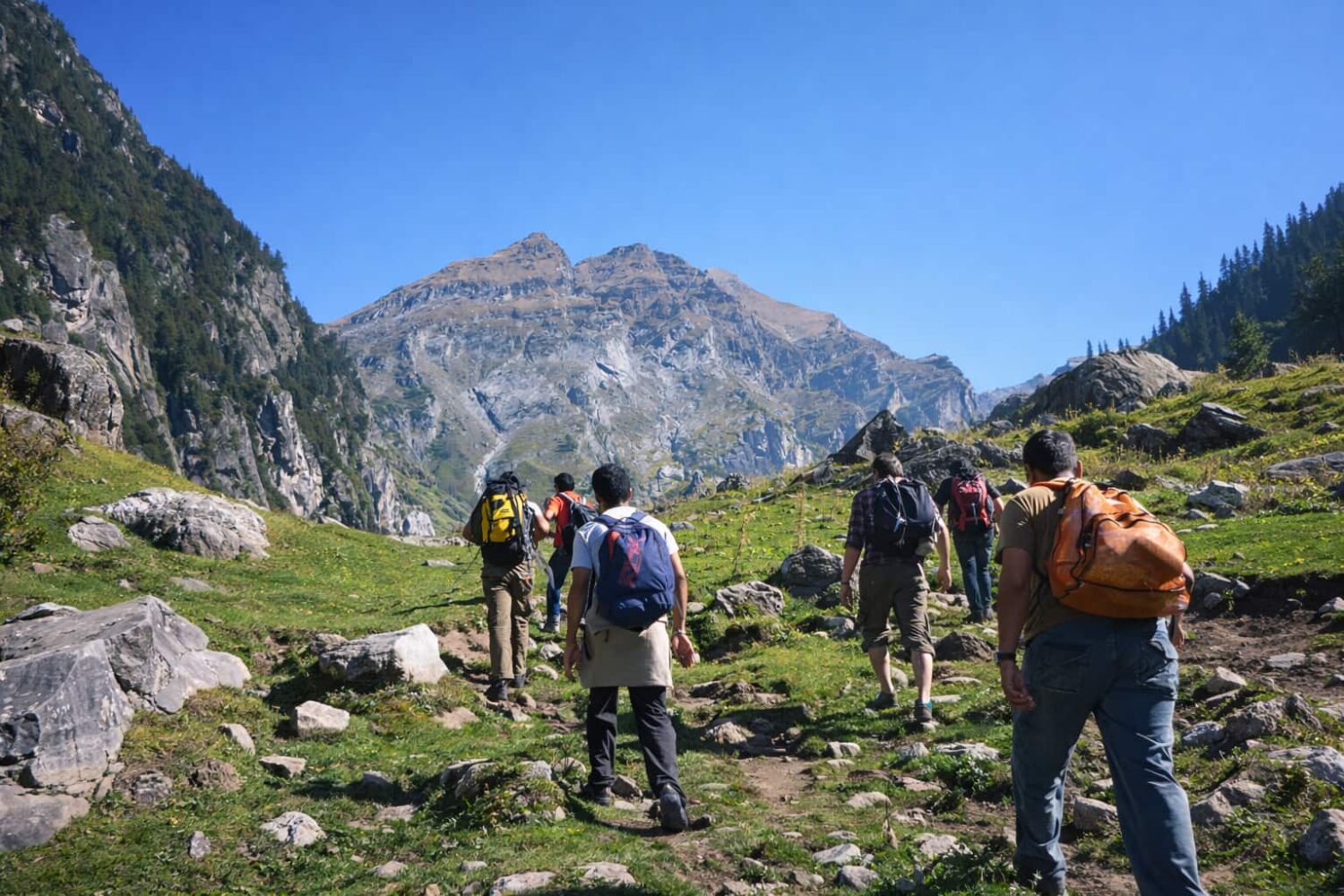 Hamta to Chikka day hike in Manali through alpine meadows in the Indian Himalayas
